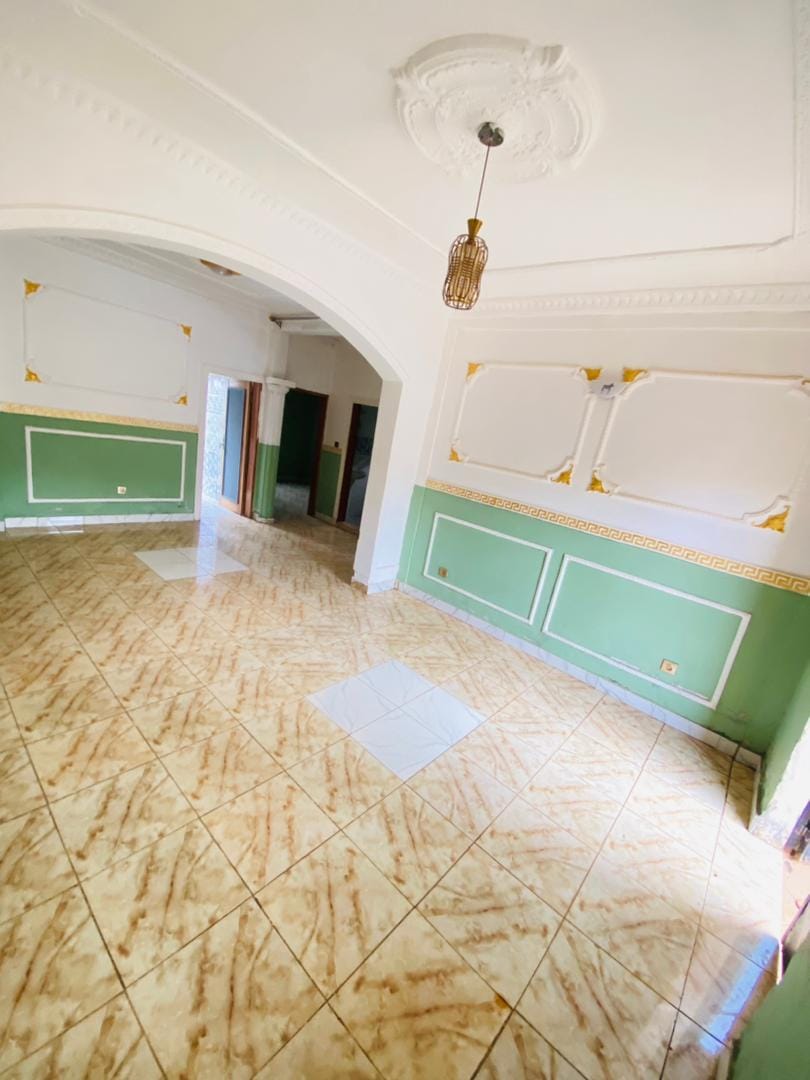 Vaste Appartement avec eau chaude gardien prépayé parking forage à Nkozoa