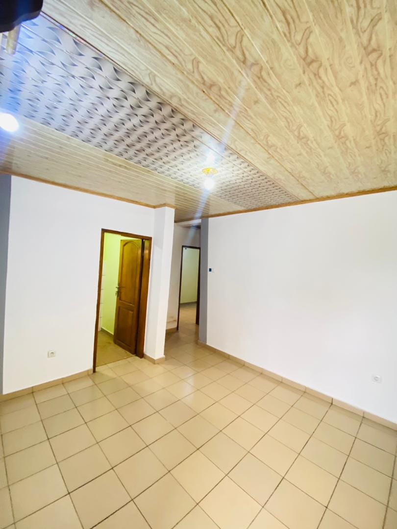 Appartement individuel avec plaque solaire automatique forage à Messassi