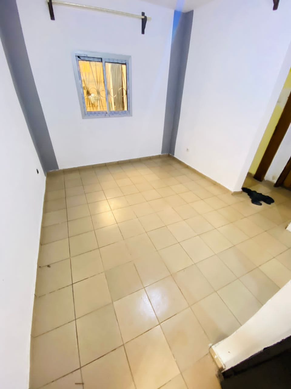 Sudio individuel avec plaque solaire automatique forage à Messassi