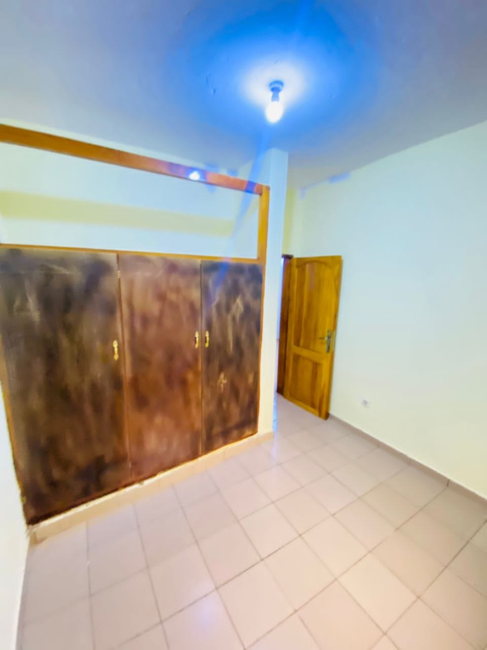 Sudio individuel avec plaque solaire automatique forage à Messassi