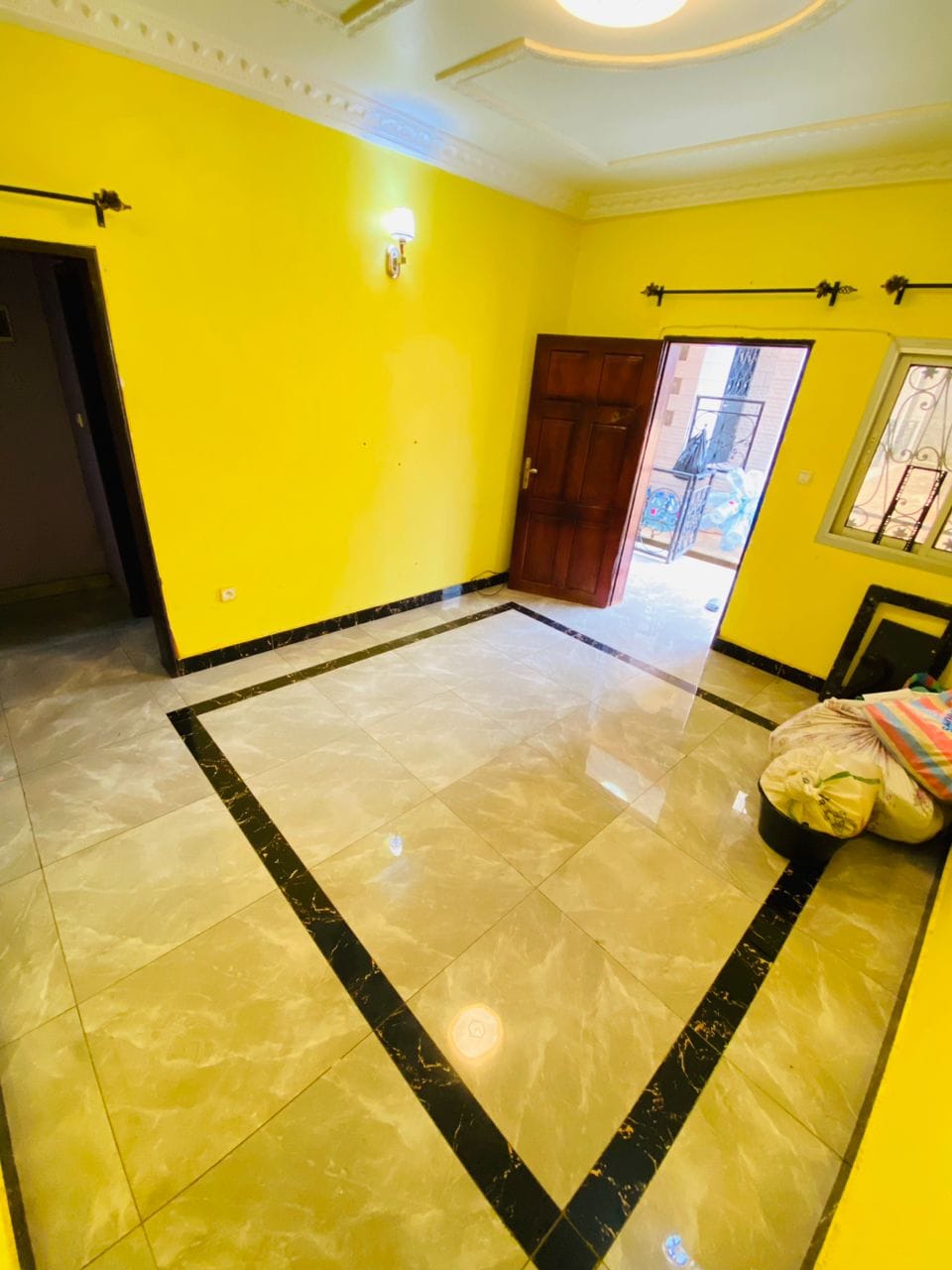 Sudio avec parking forage à Emana .Moto 200f entrée et 100f sortie