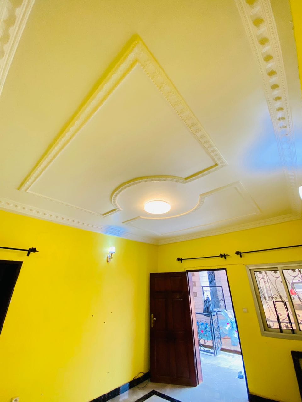 Sudio avec parking forage à Emana .Moto 200f entrée et 100f sortie