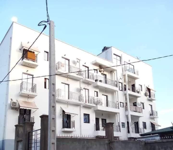 Studio meublé haut standing à Bata Nlongkak bordure de route principale