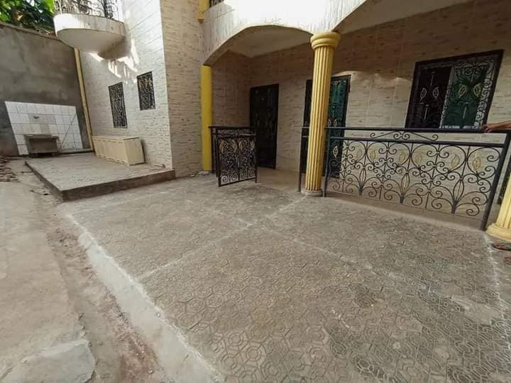 Appartement propre avec eau chaude parking à Santa Barbara moto 150F