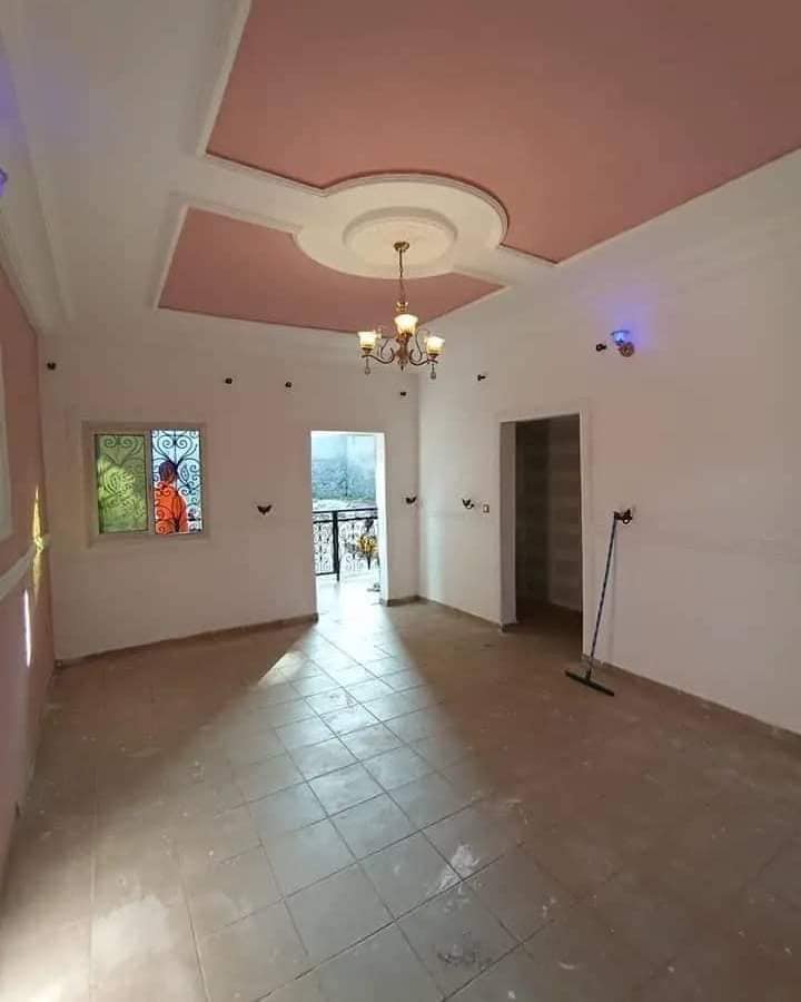 Appartement propre avec eau chaude parking à Santa Barbara moto 150F