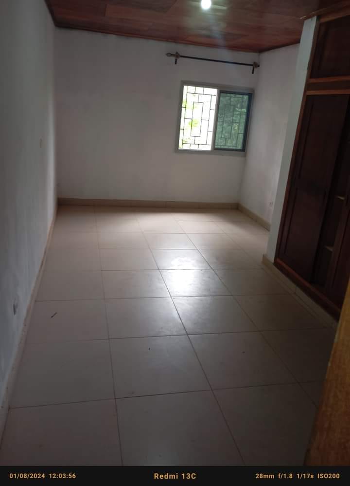 Appartement avec gardien à meyos.