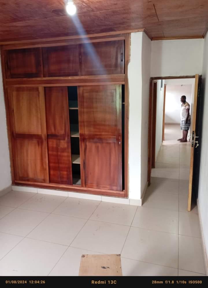 Appartement avec gardien à meyos.