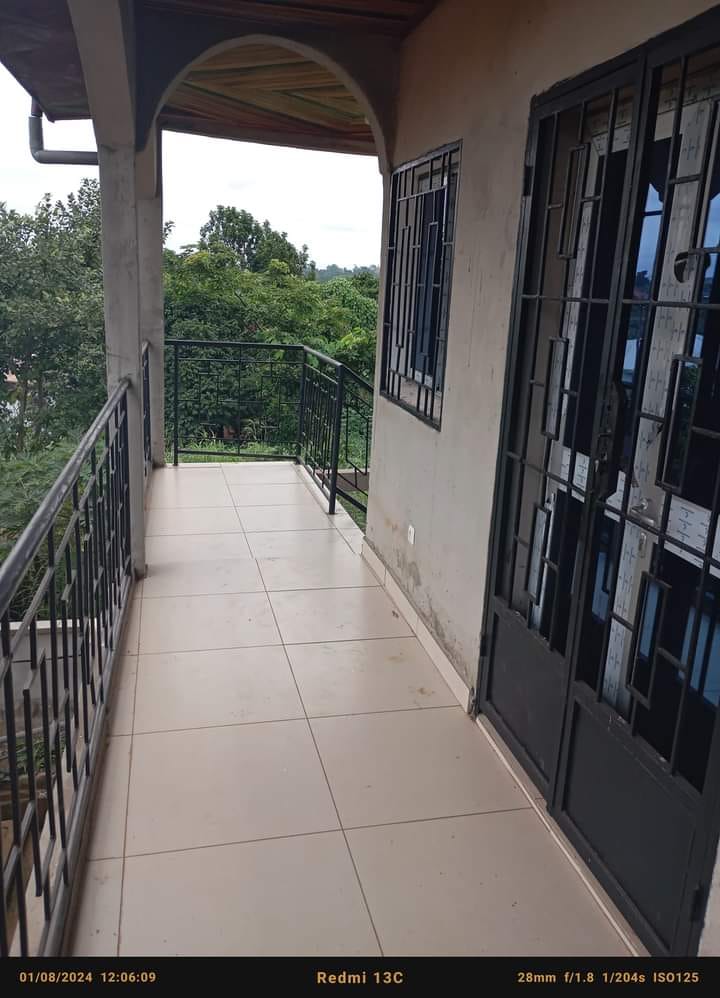 Appartement avec gardien à meyos.