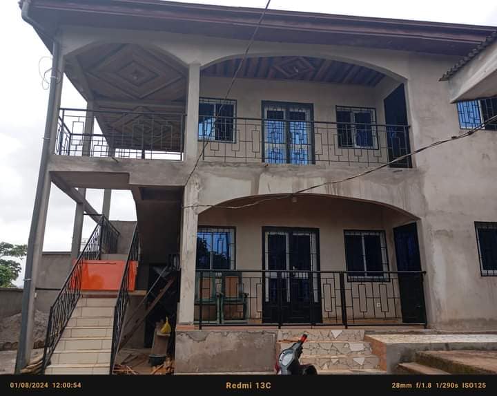 Appartement avec gardien parking forage à Meyo