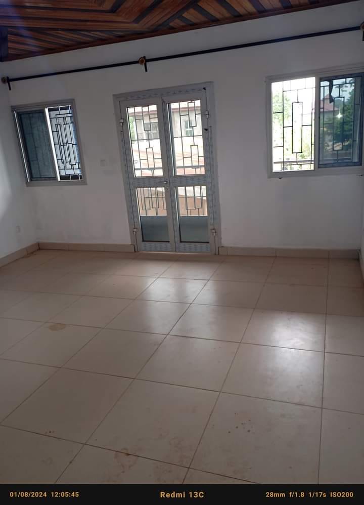 Appartement avec gardien parking forage à Meyo