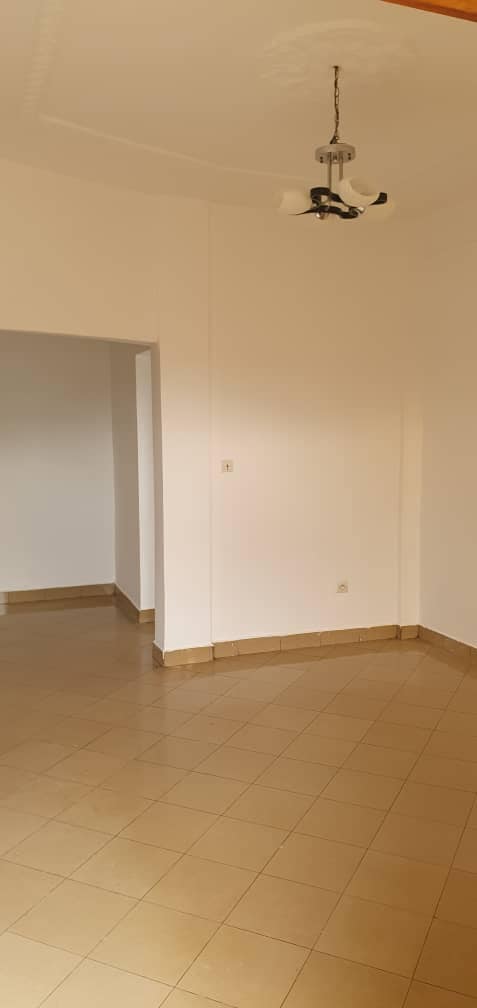 Appartement avec gardien parking forage à Mimboman