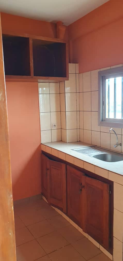 Appartement avec gardien parking forage à Mimboman