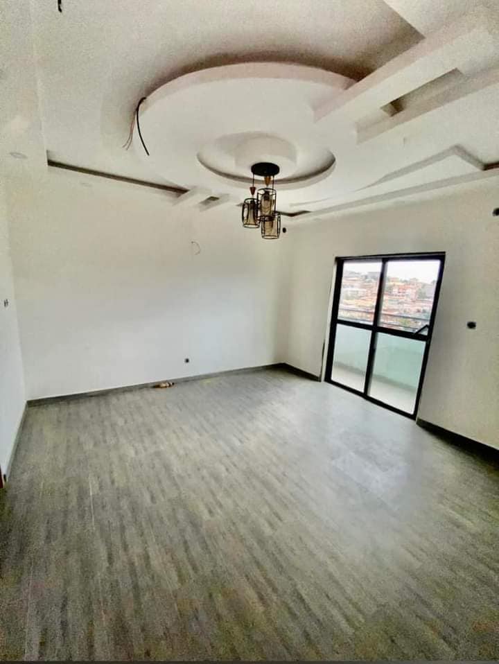 Studio neuf avec clim eau gardien forage parking cuisine ouverte à Ngousso