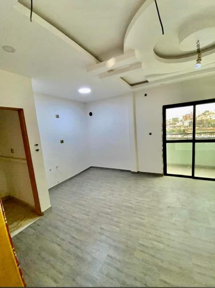 Studio neuf avec clim eau gardien forage parking cuisine ouverte à Ngousso