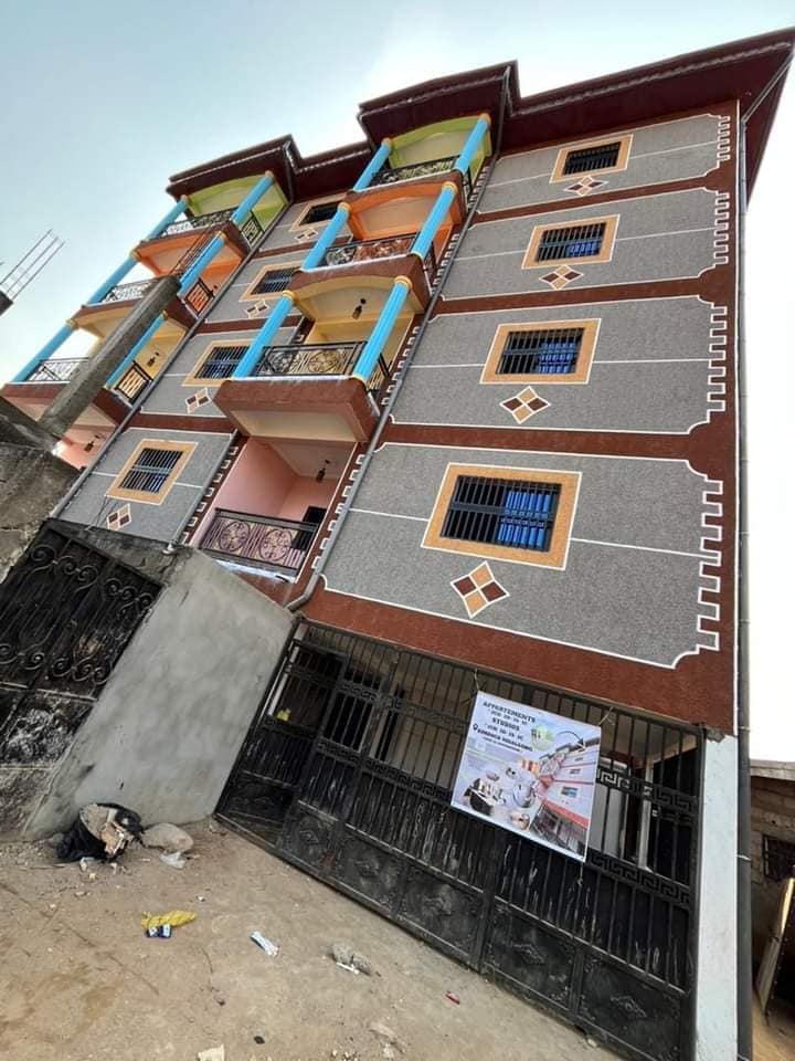 Appartement et studio neufs avec gardien forage parking à Simbock mbalgon moto 150F