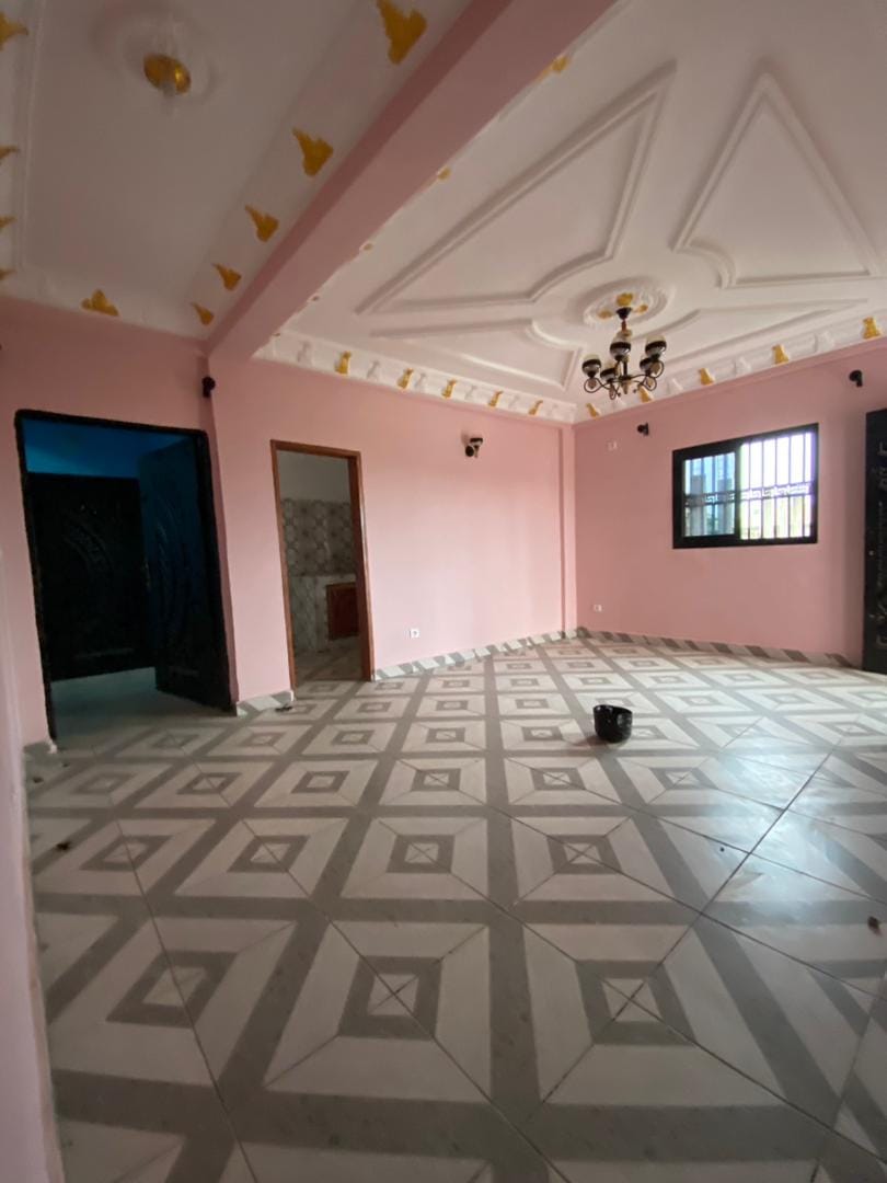 Appartement et studio neufs avec gardien forage parking à Simbock mbalgon moto 150F