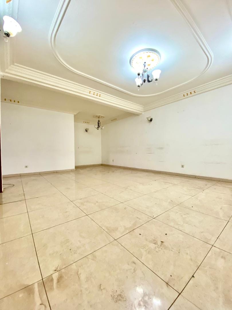 Appartement haut standing avec gardien caméra de surveillance,courage parking à Nsimeyong