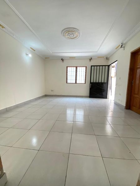 Appartement individuel avec parking à Odza petit marché .Moto