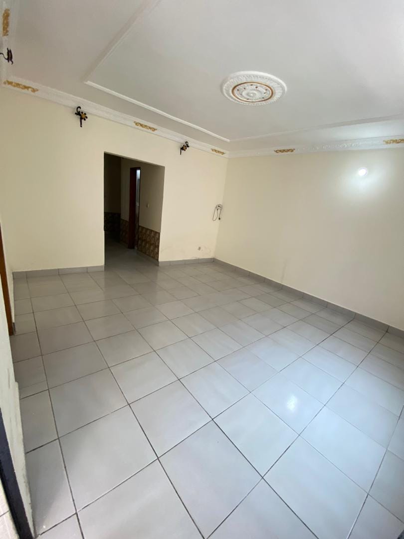 Appartement individuel avec parking à Odza petit marché .Moto