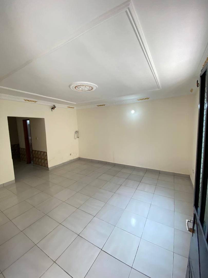 Appartement individuel avec parking à Odza petit marché .Moto