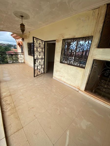 Vaste Appartement avec eau chaude baignoire gardien forage parking à Damas