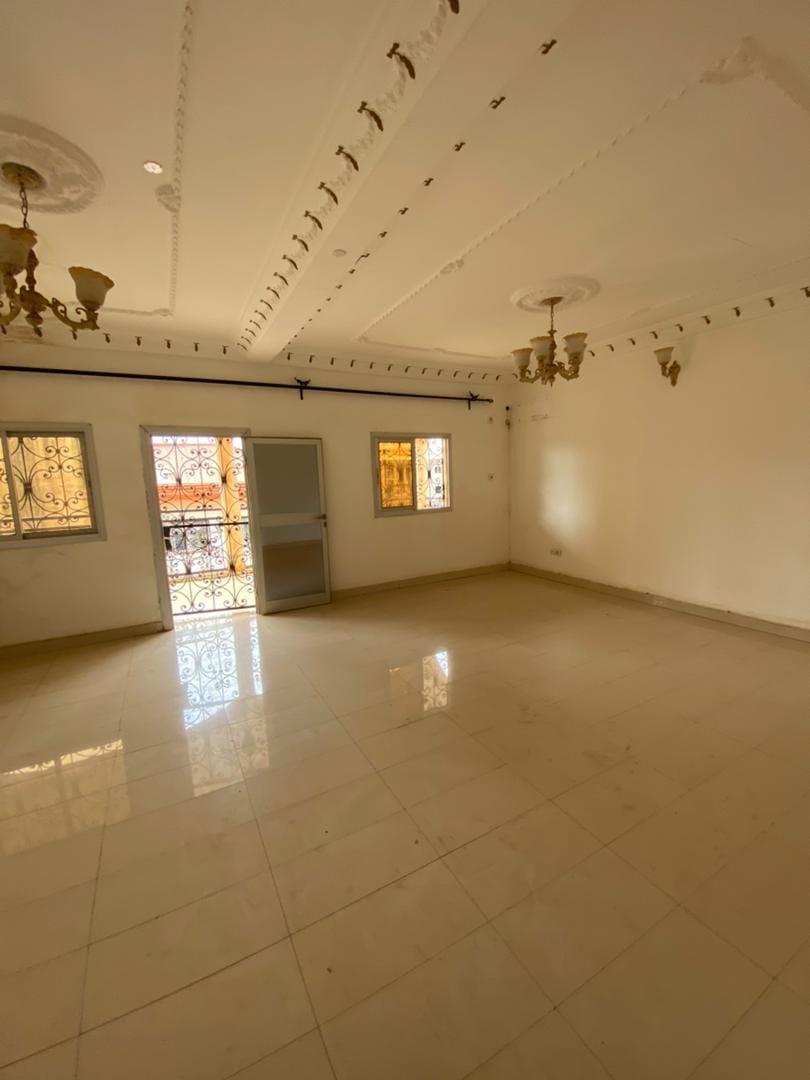 Vaste Appartement avec eau chaude baignoire gardien forage parking à Damas