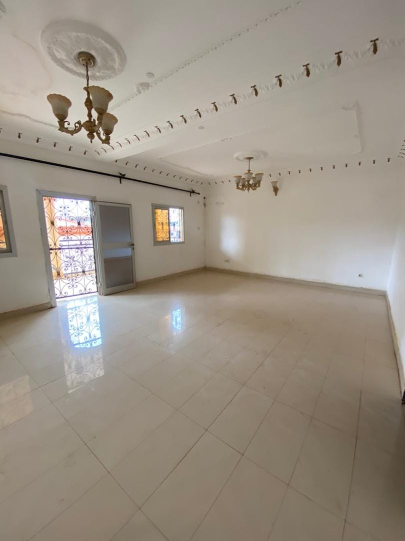 Vaste Appartement avec eau chaude baignoire gardien forage parking à Damas