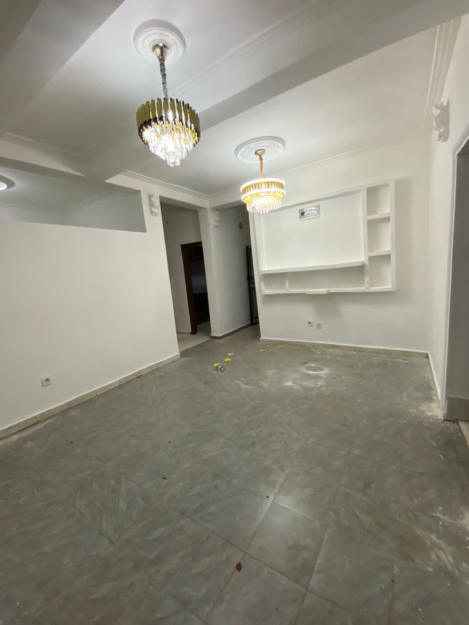 Bel Appartement avec gardien parking forage à Odza petit marché. Moto