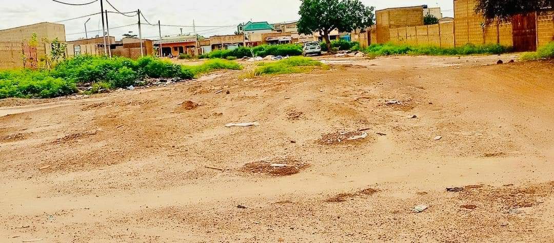 Deux parcelles jumelées commerciales de 1848m2 ai Total en vente à Rayongo