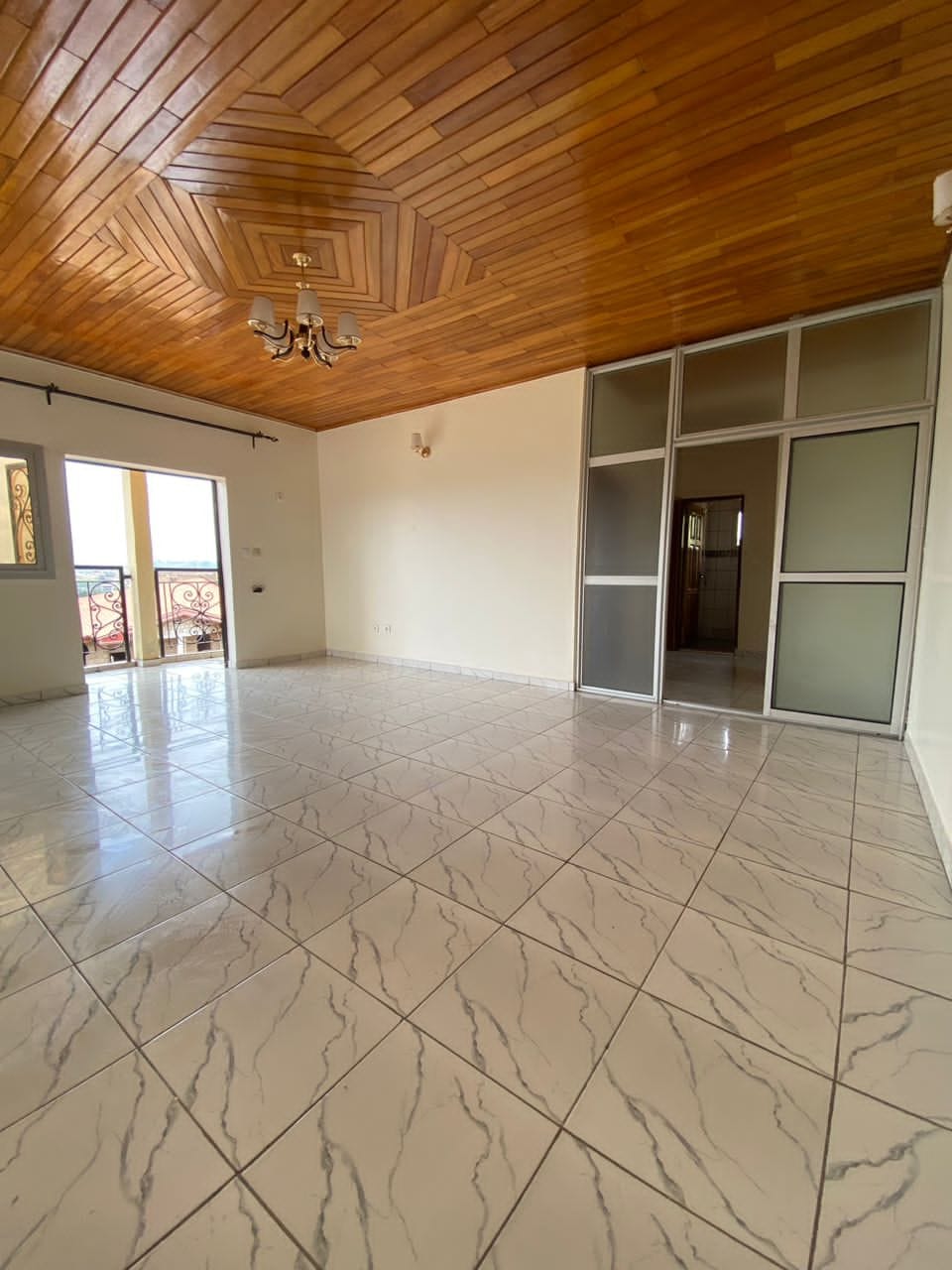 Vaste Appartement avec parking forage à Mendong