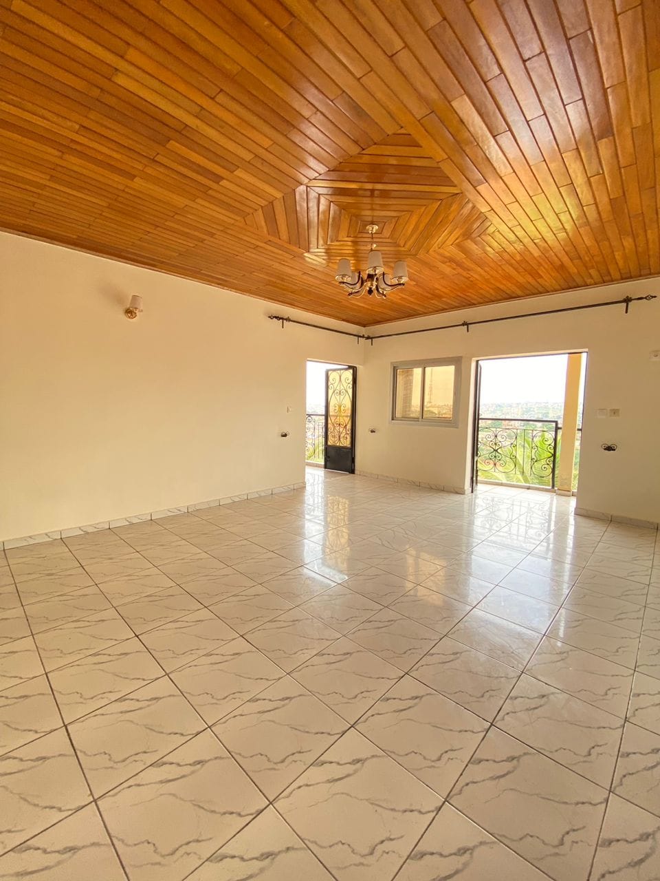 Vaste Appartement avec parking forage à Mendong