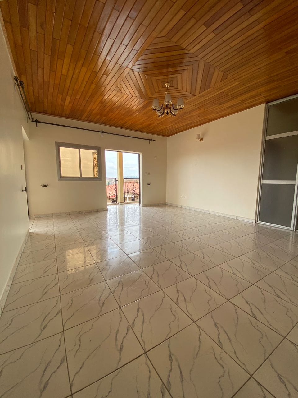 Vaste Appartement avec parking forage à Mendong