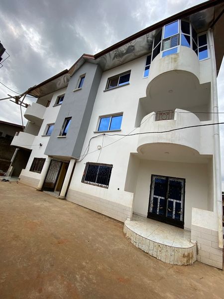 Vaste Appartement neuf haut standing avec gardien parking à Mvan complexe Beac