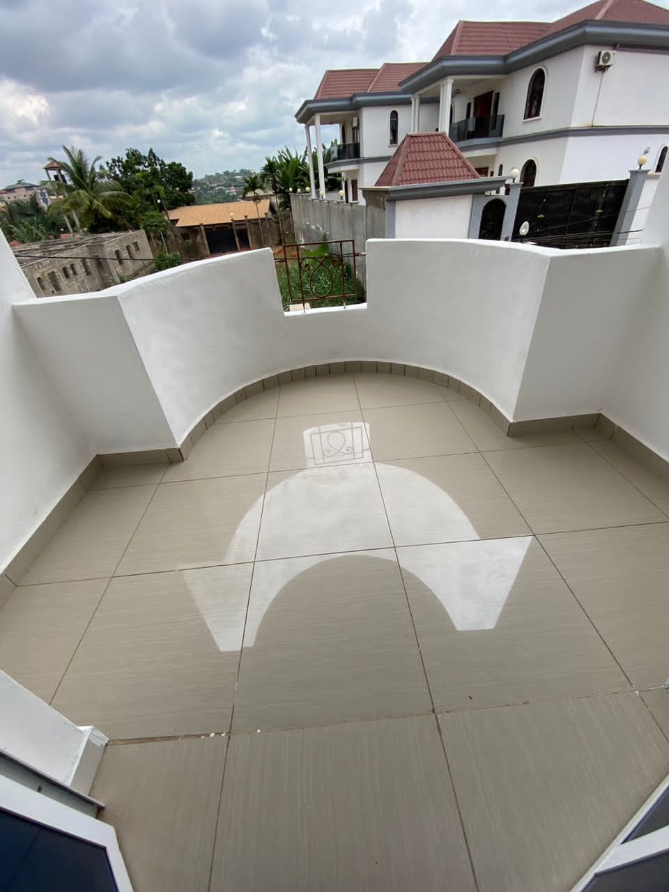 Vaste Appartement neuf haut standing avec gardien parking à Mvan complexe Beac