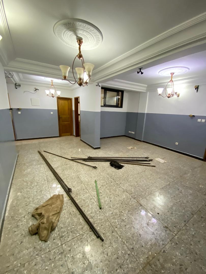 Appartement haut standing avec gardien parking forage à Damas