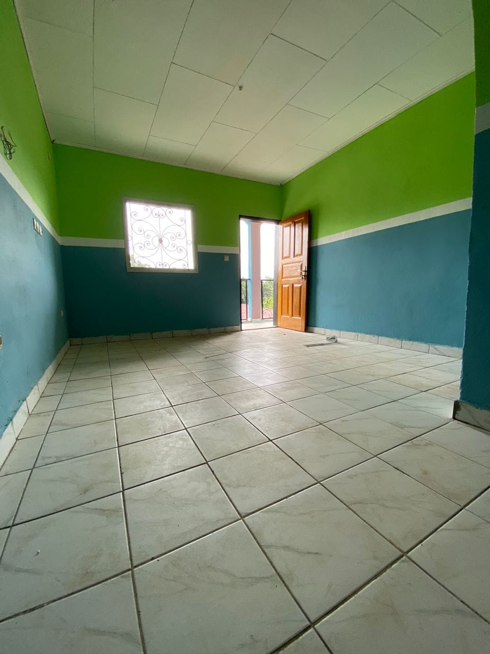 Vaste chambre avec forage parking à Damas Hadassah