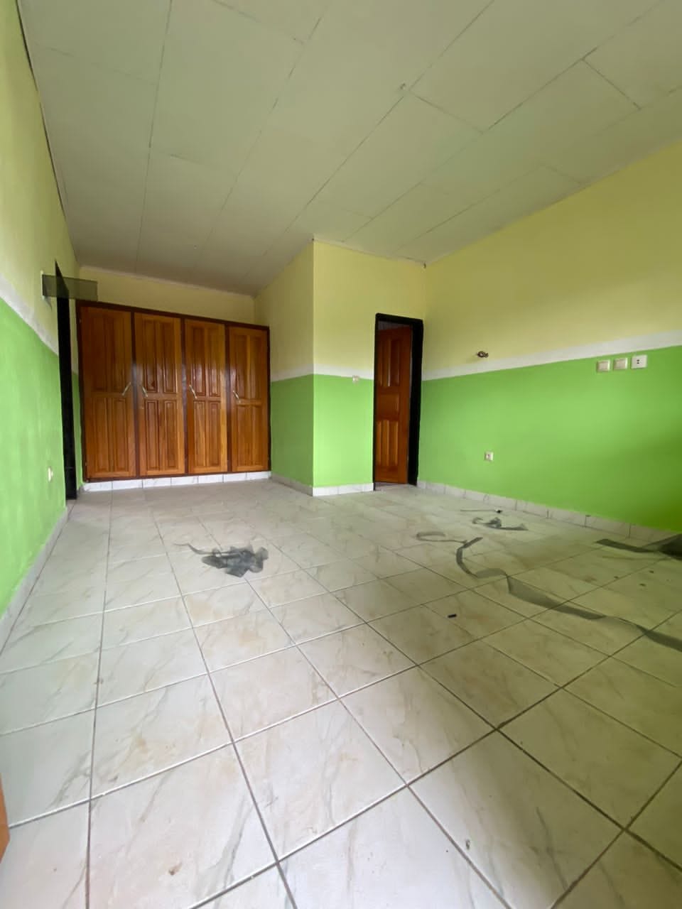 Vaste chambre avec forage parking à Damas Hadassah