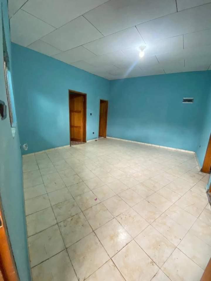 Appartement avec gardien forage parking à Odza petit marché 2 chambres 2 douches... 70 000×6. Moto