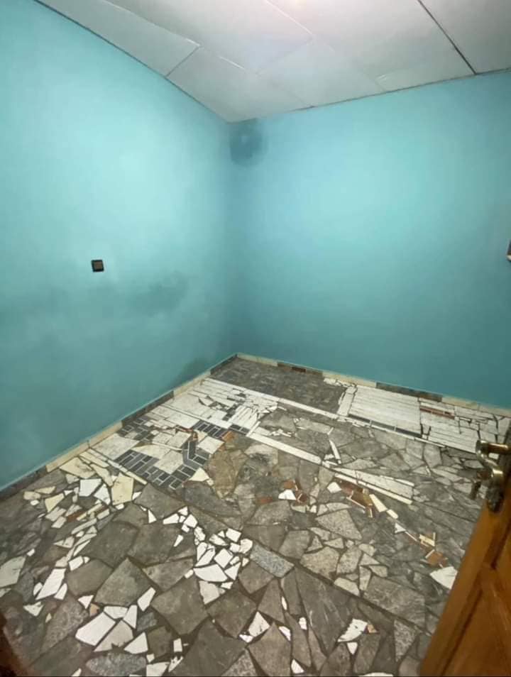 Appartement avec gardien forage parking à Odza petit marché