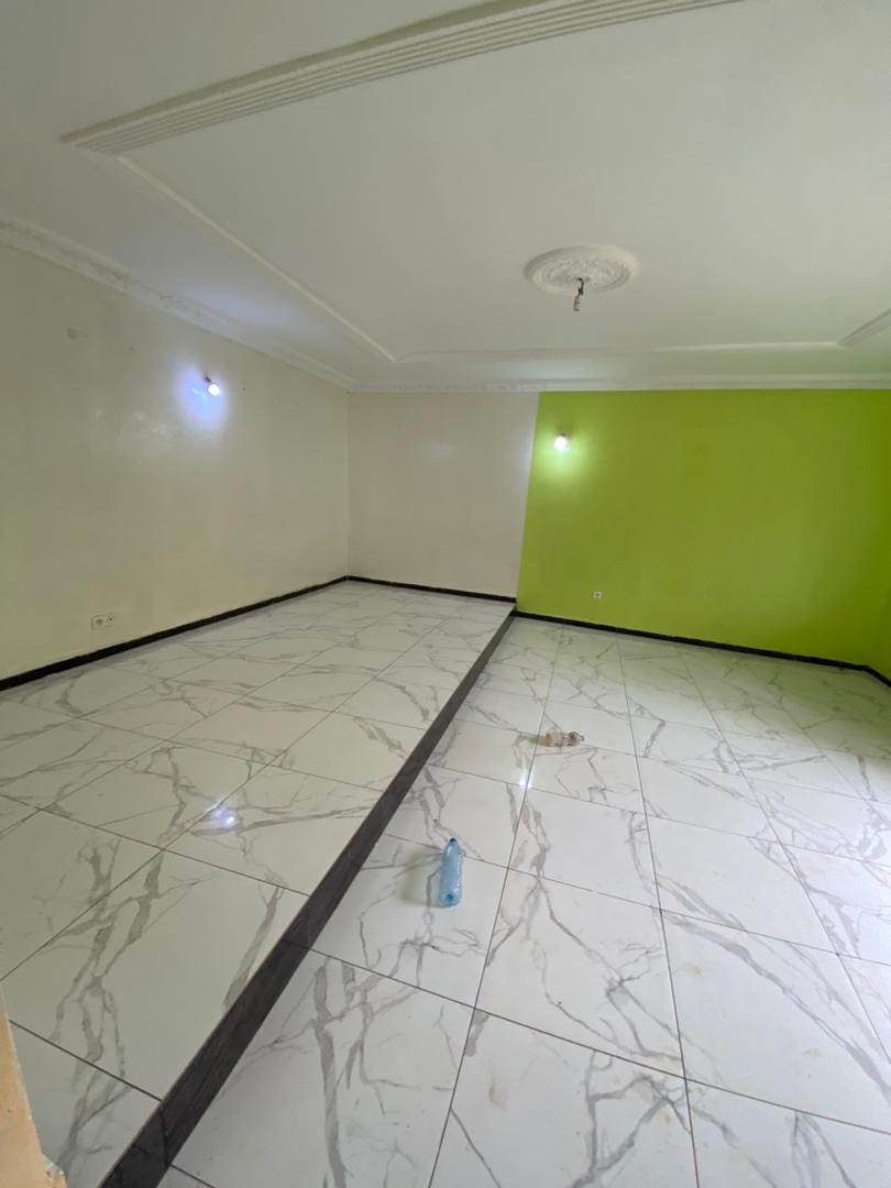 Appartement propre à Obobogo. 2 chambres 2 douches.Frais de visite: 10 000 FCFA