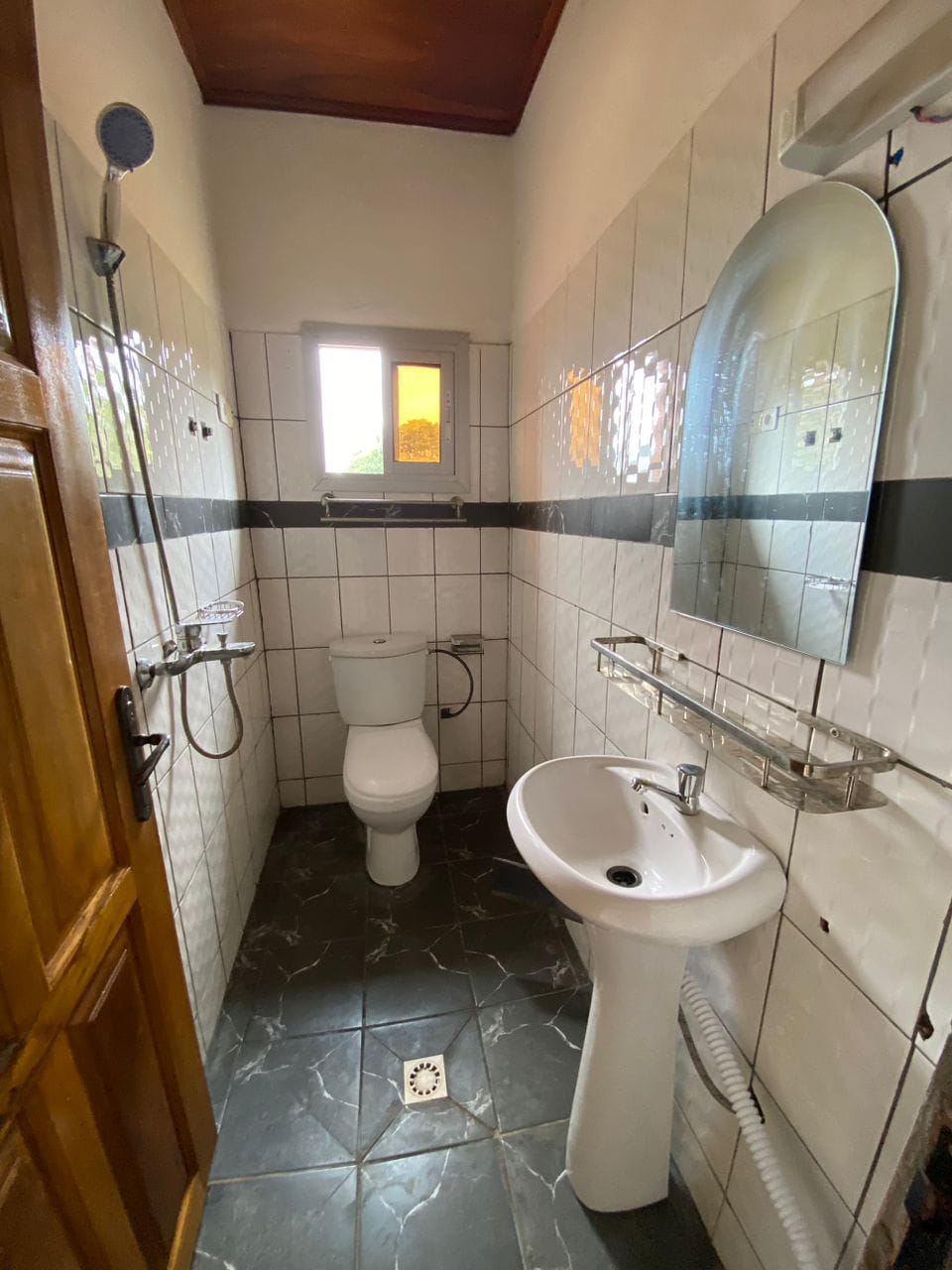 Vaste Appartement avec parking forage à Mendong.