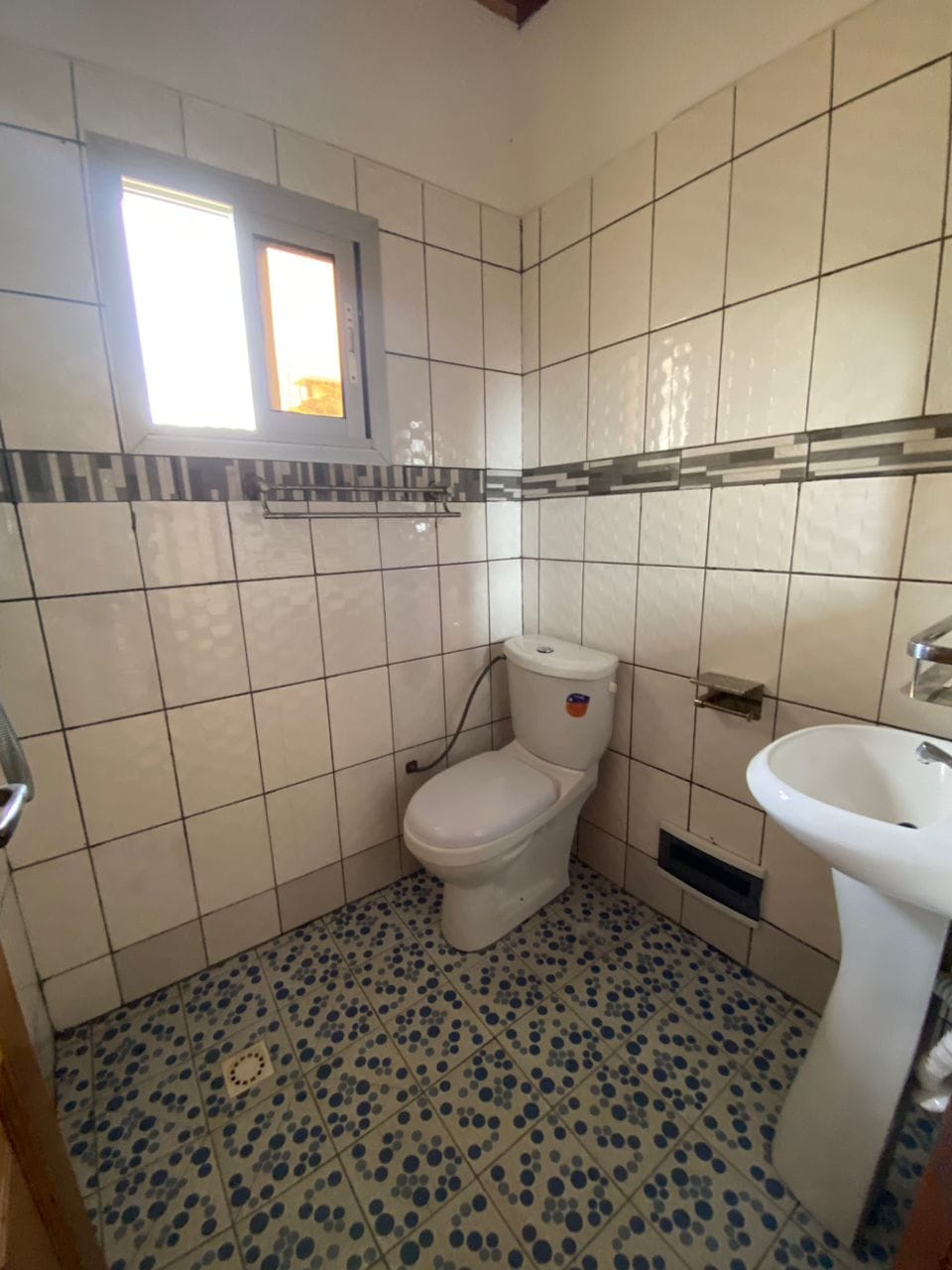 Vaste Appartement avec parking forage à Mendong.