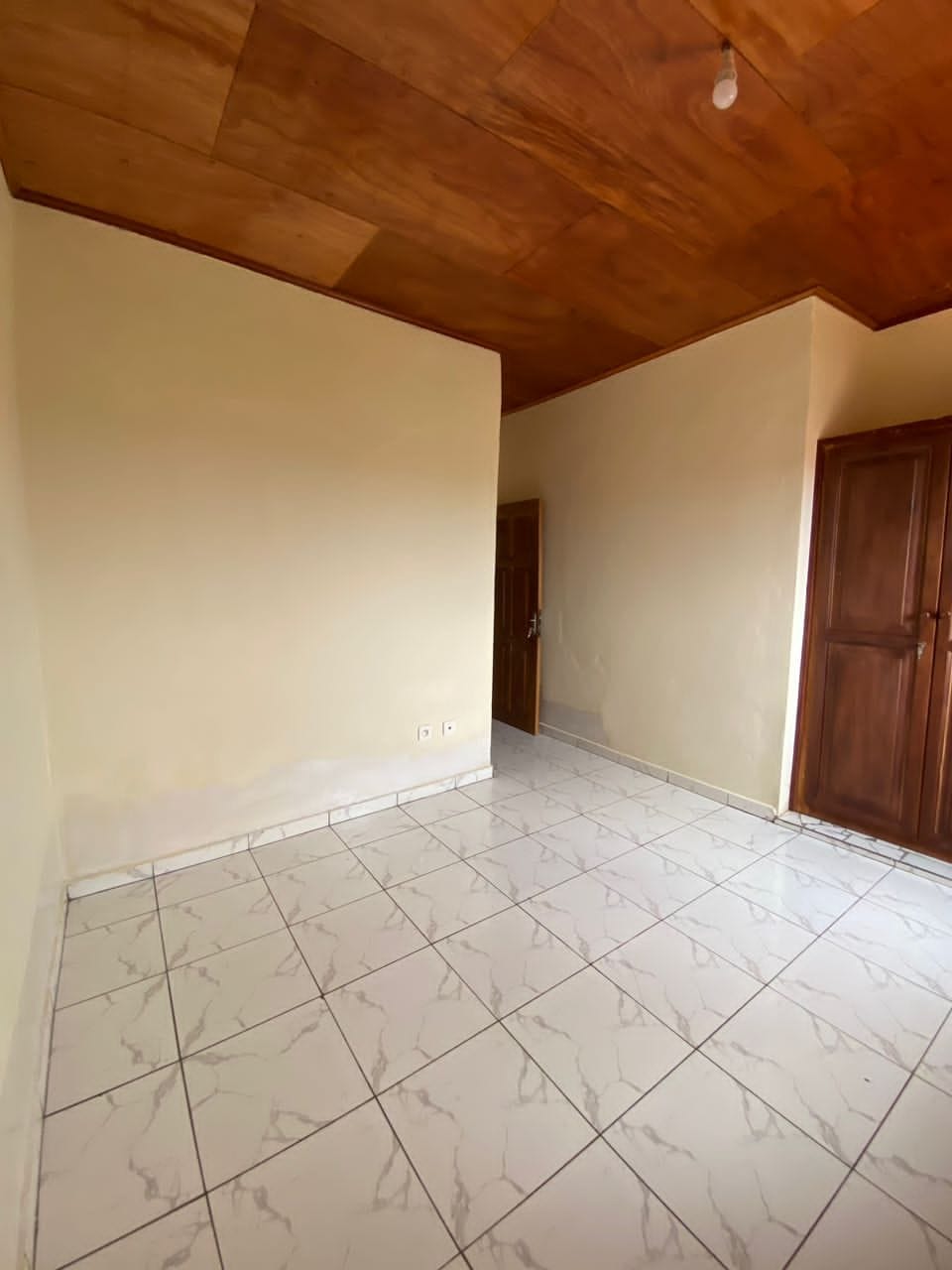 Vaste Appartement avec parking forage à Mendong.