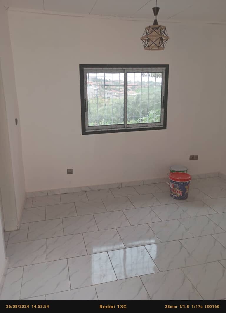 studio neuf à Odza Happy. Moto