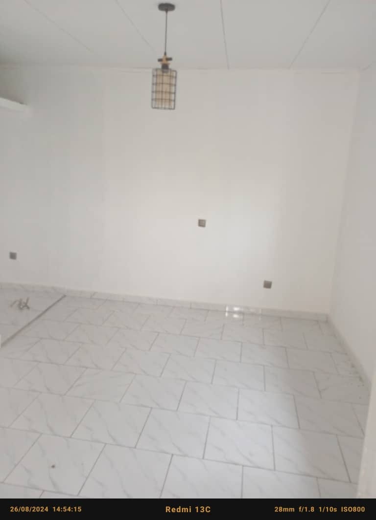 studio neuf à Odza Happy. Moto