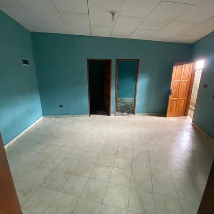 Appartement avec gardien forage parking à Odza petit marché . Moto 150F