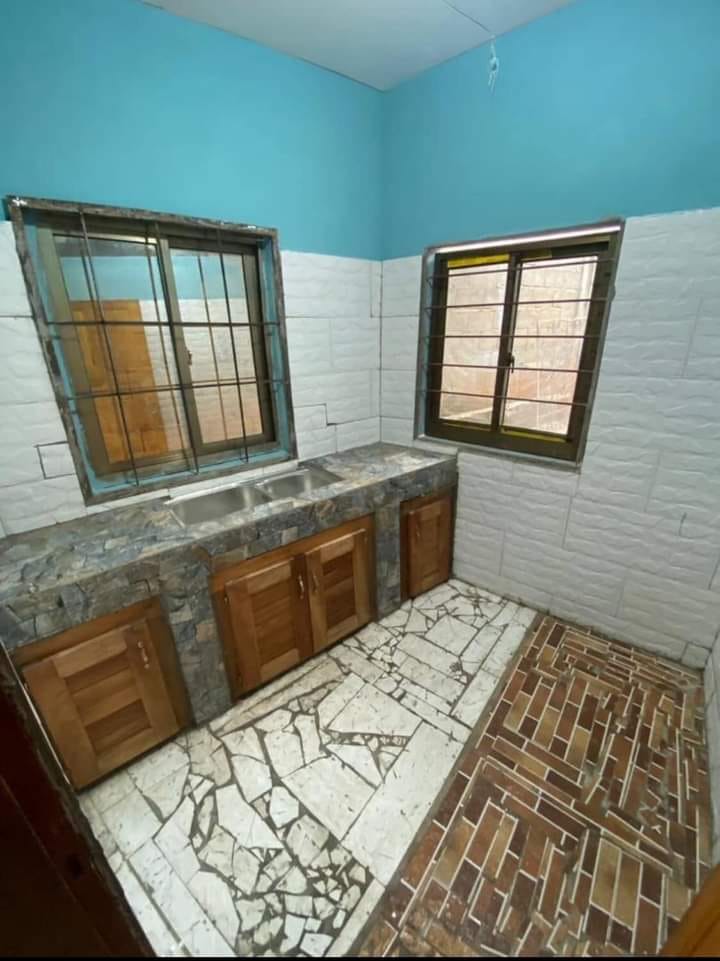 Appartement avec gardien forage parking à Odza petit marché . Moto 150F