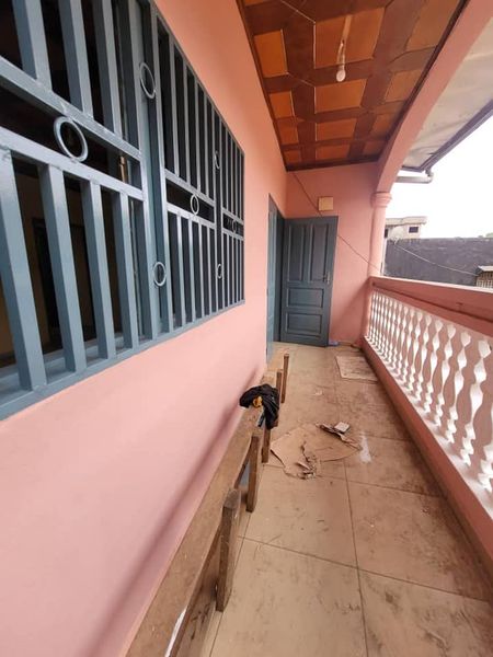 Vaste studio avec parking gardien sans cuisine à Nsimeyong à l'étage