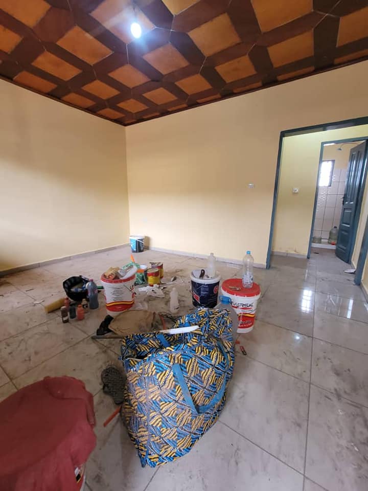 Vaste studio avec parking gardien sans cuisine à Nsimeyong à l'étage