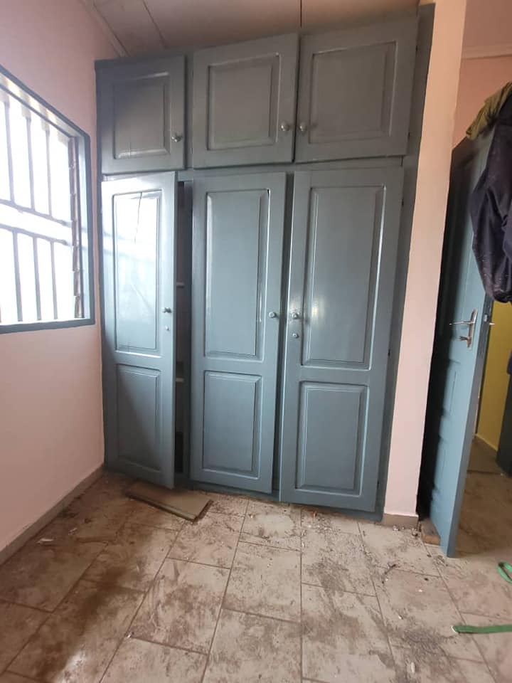 Vaste studio avec parking gardien sans cuisine à Nsimeyong à l'étage